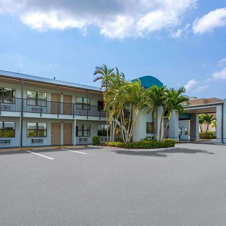 Baymont By Wyndham Punta Gorda/Port Charlotte Hotel Exterior foto