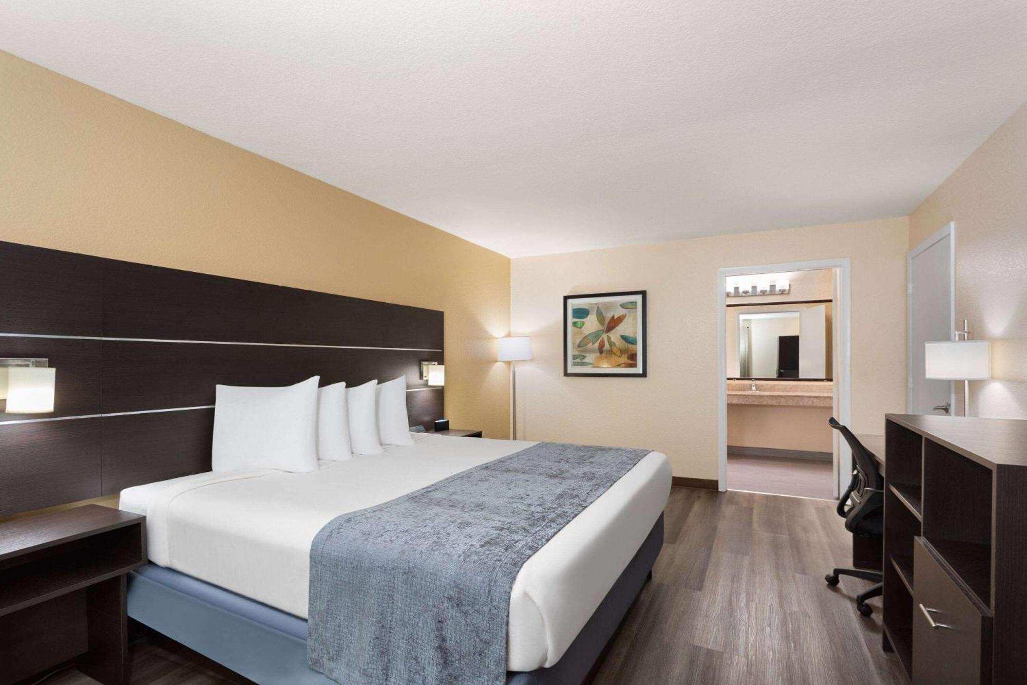 Baymont By Wyndham Punta Gorda/Port Charlotte Hotel Exterior foto