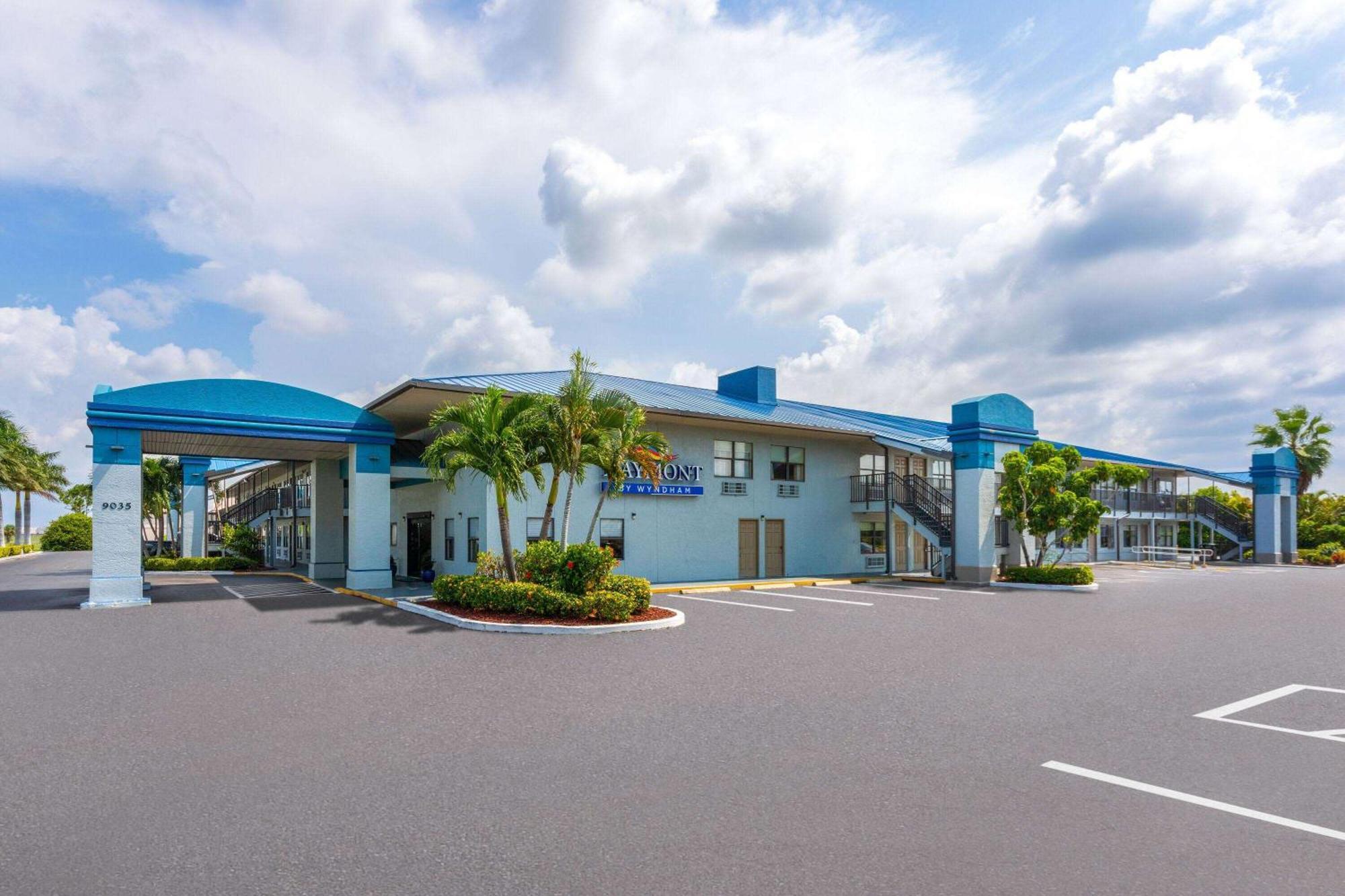 Baymont By Wyndham Punta Gorda/Port Charlotte Hotel Exterior foto