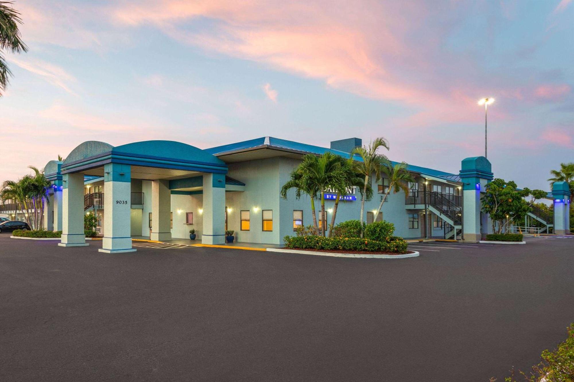 Baymont By Wyndham Punta Gorda/Port Charlotte Hotel Exterior foto