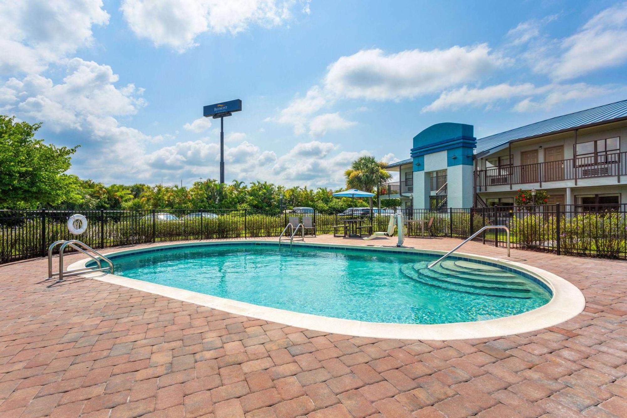 Baymont By Wyndham Punta Gorda/Port Charlotte Hotel Exterior foto