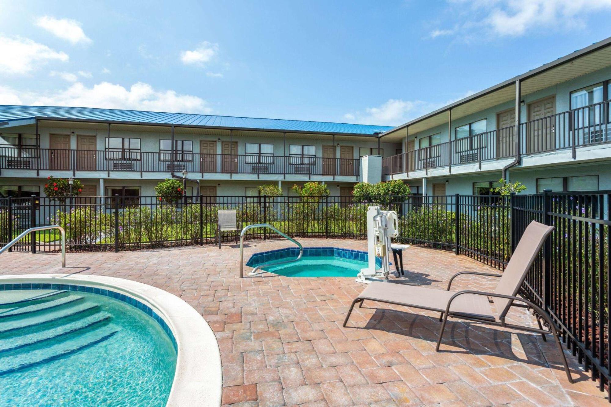 Baymont By Wyndham Punta Gorda/Port Charlotte Hotel Exterior foto