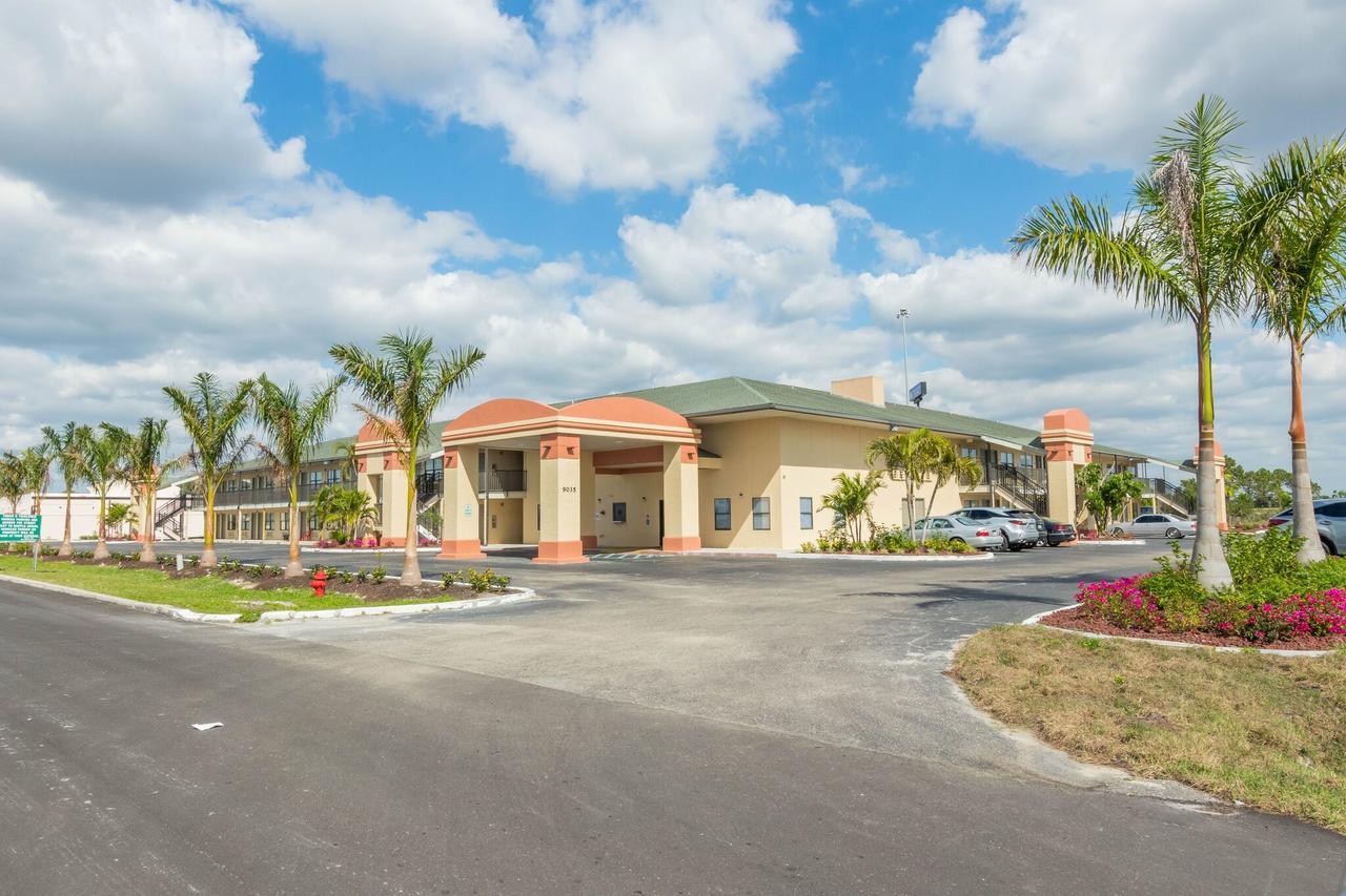 Baymont By Wyndham Punta Gorda/Port Charlotte Hotel Exterior foto